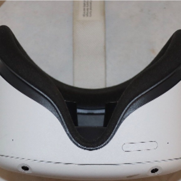 Meta Oculus Quest 2 With Controllers - Picture 8 of 14